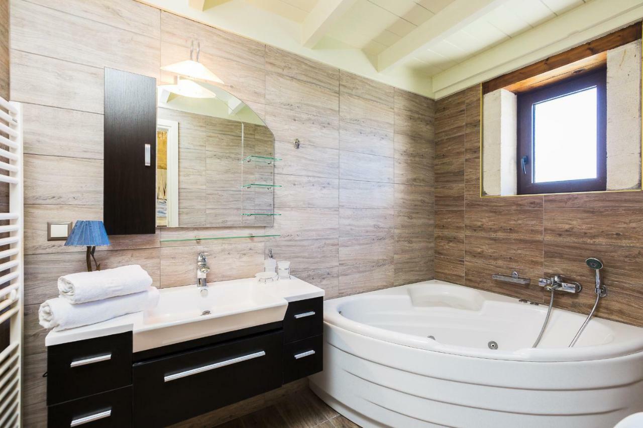 Caramel Villa, With 40M2 Pool & Spa Whirlpool, By Thinkvilla Pánormos エクステリア 写真